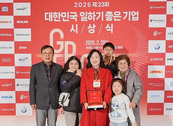 HS효성첨단소재 정유조 PL과 가족들이 20일 저녁 열린 ‘대한민국 자랑스런 워킹맘’ 시상식에 참석해 수상을 축하했다. (사진=HS효성첨단소재)