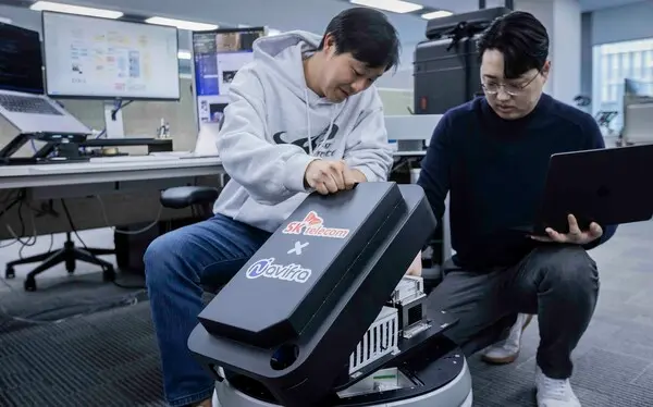 SKT 구성원들이 VLAM Kit를 살피며 MWC25를 준비하는 모습. (제공 SKT)