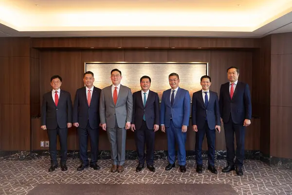 25일 서울 소공동 롯데호텔에서 열린 ‘희토류·전력 인프라 협력 강화’ 간담회에서 구본규 LS전선 대표, 이상호 LS에코에너지 대표, 김병옥 LS마린솔루션 대표와 응우옌 홍 디엔 베트남 산업통상부 장관 등 관계자들이 기념촬영을 하고 있다. (사진=LS에코에너지)