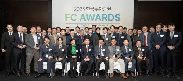 박재현 개인고객그룹장(앞줄 왼쪽에서 4번째)과 한국투자증권 FC들이 25일 열린 행사에서 기념사진을 촬영하고 있다.