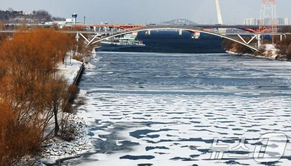 강추위가 이어지고 있는 7일 오전 서울 영등포구 선유도공원을 흐르는 한강에 생긴 얼음 위에 전날부터 내린 눈이 쌓여 있다. 2025.2.7/뉴스1 ⓒ News1 장수영 기자