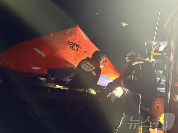 9일 오전 전남 여수시 삼산면 하백도 동쪽 약 17㎞ 해상에서 139톤급 대형트롤선박 A 호가 침몰(추정)돼 해경이 선원들을 구조하고 있다.(여수해경 제공) 2025.2.9/뉴스1