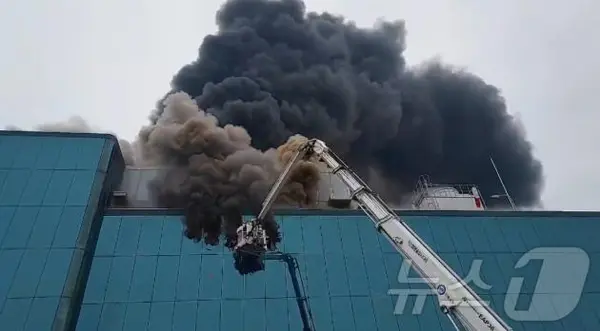 12일 오후 2시께 전북자치도 익산시 용제동 LG화학생명과학 익산공장에서 불이 났다.(전북자치도소방본부 제공. 재판매 및 DB금지) /뉴스1