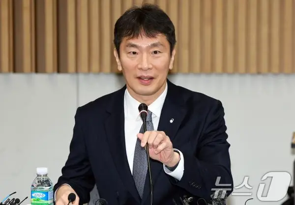 이복현 금융감독원장이 27일 오전 서울 종로구 생명보험교육문화센터 교육회의장에서 열린 보험회사 CEO 간담회에 참석해 모두발언을 하고 있다. 2025.2.27/뉴스1 ⓒ News1 김진환 기자