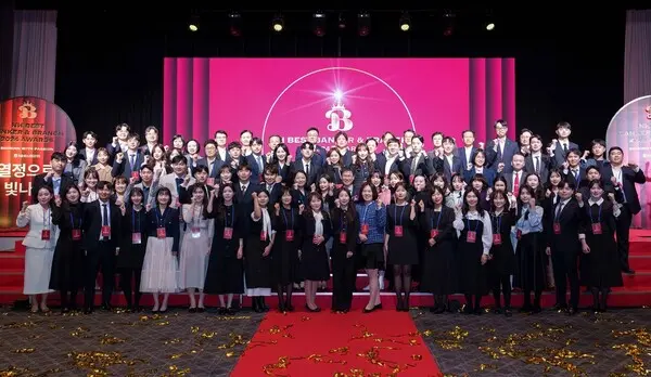 지난 4일 서울 용산구 그랜드하얏트 서울에서 NH농협은행 강태영 은행장(가운데)과 2024 NH 베스트뱅커 & 베스트브랜치 수상자들이 기념촬영을 하고 있다. [출처: NH농협은행]