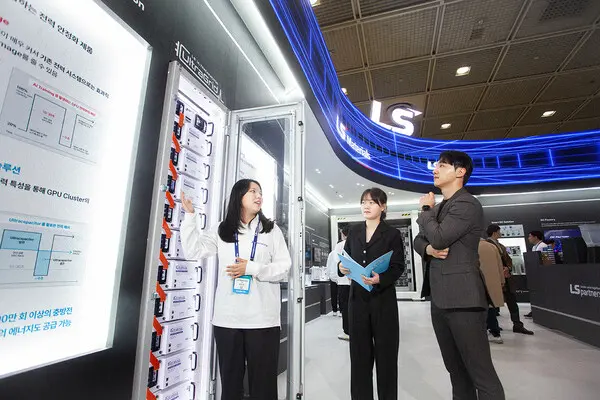 코엑스에서 열린 ‘인터배터리 2025’의 LS머트리얼즈 전시관에서 직원들이 관람객들에게 전시 제품에 대해 설명하고 있다. (사진=LS머티리얼즈)