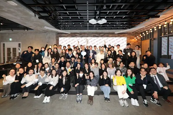 한화생명 홍정표 커뮤니케이션실 부사장(뒷줄 중앙 오른쪽)과 대한암협회 이민혁 회장(뒷줄 중앙 왼쪽)이 지난 6일 서울 서초구 드림플러스 강남에서 암(癌) 경험 청년 돌봄 캠페인 성과공유회 ‘위 케어 리셋 데이(WE CARE RESET DAY)’에 참석했다. [출처: 한화생명]