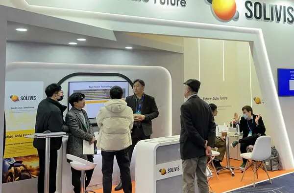 2025 인터배터리 솔리비스 부스를 찾은 방문객들에게 설명하고 있는 모습. (제공= 솔리비스)