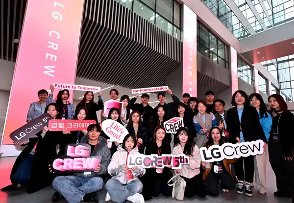 12일 오후 발대식이 열린 서울 강서구 마곡 LG사이언스파크에서 LG크루가 기념사진을 촬영하고 있다. (제공 LG전자)
