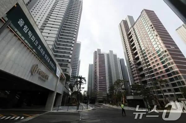 단군 이래 최대 재건축 단지로 꼽히는 서울 강동구 올림픽파크포레온(둔촌주공). 업계에 따르면 올림픽파크포레온 세대수는 총 1만 2032세대에 달한다. 1만 세대 이상의 아파트 단지가 조성되는 것은 이번이 처음으로, 기존 최대 규모는 송파구 헬리오시티(9510세대)였다. 2024.10.17/뉴스1 ⓒ News1 황기선 기자