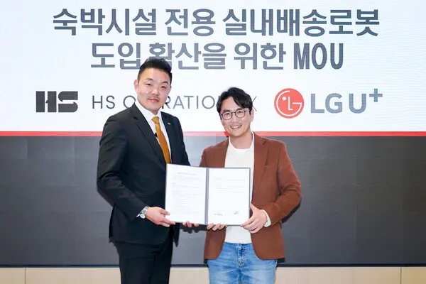 권태혁 HS오퍼레이션 대표(왼쪽)와 박재강 LG유플러스 기업파트너담당. (제공 LGU+)