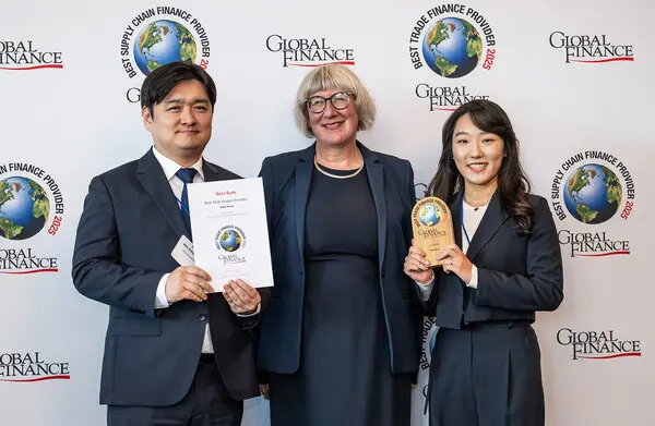 미국 금융ㆍ경제 전문지 글로벌파이낸스가 선정하는‘2025 대한민국 최우수 무역금융 은행’ 상을 대표 수상한 김동혁 가산디지털금융센터지점 팀장(왼쪽)이 길리 라이트(Gilly Wright) 글로벌파이낸스 트랜잭션 뱅킹 에디터(가운데)와 기념 촬영을 하고 있다. [출처: 하나은행]
