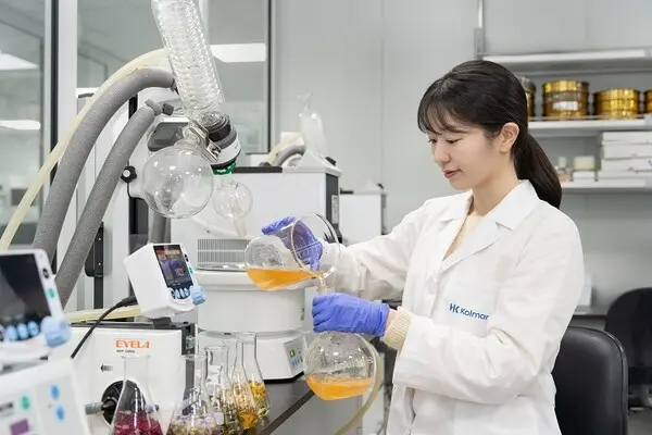 한국콜마 연구원이 소재를 활용한 연구개발을 하고 있다. 