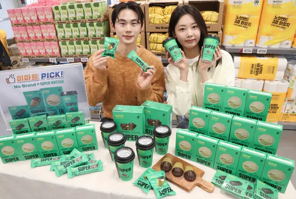 이마트 용산점에서 모델들이 노브랜드X슈퍼말차 콜라보 신상품을 소개하고 있다. (사진=이마트)