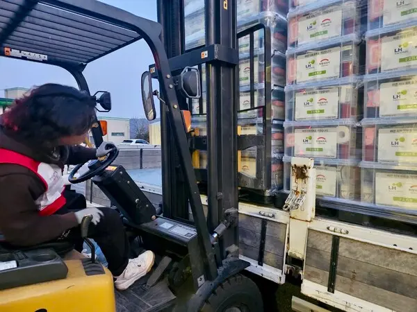 전국재해구호협회 직원이 경남 산청군 산불 피해 이재민을 위한 구호키트를 적재하고 있다(사진=전국재해구호협회)