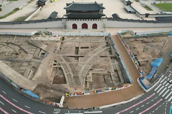 복권기금의 지원을 받아 진행된 광화문 월대 발굴조사 현장 사진 [사진=국립문화유산연구원]