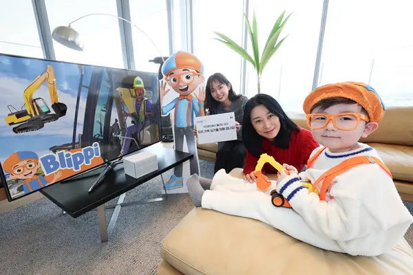 모델들이 지니 TV 키즈랜드에서 공개된 블리피 시리즈를 소개하고 있다. (제공 KT)