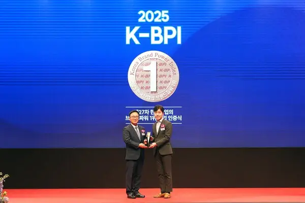 임형욱 교촌에프앤비 커뮤니케이션부문 전략실장(상무)(우)와 한수희 한국능률협회컨설팅(KMAC) 대표이사(좌)가 ‘2025 한국산업의 브랜드파워(K-BPI)