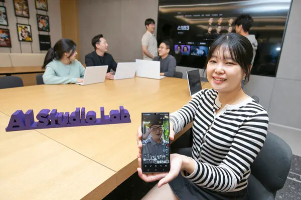 KT AI 스튜디오 랩 직원들이 ‘신병 3’의 AI 마케팅 영상 제작 도입 방안에 대해 논의하고 있다. (제공 KT)