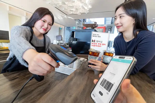 모델들이 서울시 종로구에 위치한 카페에서 KT 멤버십 할인과 달.달.혜택을 이용하는 모습. (제공 KT)
