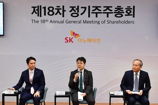 박상규 SK이노베이션 대표이사 사장(가운데), 추형욱 SK이노베이션 E&S 사장(왼쪽), 이석희 SK온 사장(오른쪽) 등 SK이노베이션 경영진들이 28일 오전 서울 종로구 SK서린빌딩 수펙스홀에서 열린 ‘주주와의 대화’에서 주주들과 경영 현안에 대해 소통하고 있다. 