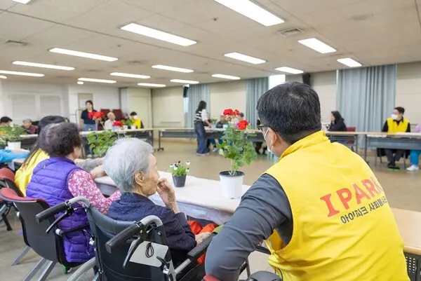 HDC현대산업개발 상봉9-I 현장 직원들이 28일 서울시 중랑구 서울시립중랑노인전문요양원에서 봉사활동을 진행했다. (사진=HDC현대산업개발)