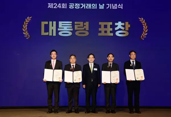 1일 중소기업중앙회 케이비즈(KBIZ)홀에서 열린 ‘제24회 공정거래의 날’ 기념식에서 정재훈 SK에코플랜트 부사장(컴플라이언스 담당임원, 왼쪽 첫 번째)을 비롯한 대통령 표창 수상자들이 한기정 공정거래위원장(왼쪽 세 번째)과 기념촬영을 하고 있다. (사진=SK에코플랜트)