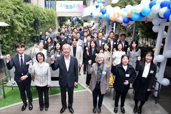 지난 2일 우리금융지주 창립 24주년 기념식에서 우리금융 사회공헌사업 수혜자와 관계자들이 기념촬영을 진행하고 있다. 앞줄 왼쪽부터 밀알꿈씨 박재형 팀장, 박미정 원장, 우리금융그룹 임종룡 회장이다. [출처: 우리금융그룹]