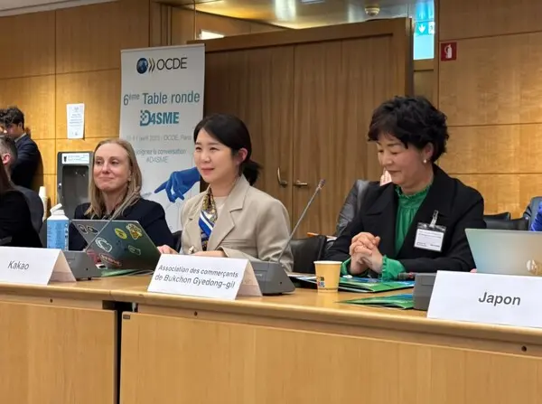 지난 10일 열린 OECD D4SME 회의에 참석한 카카오 김은화 상생사업 리더와 북촌 계동길 상인회 김용조 회장(왼쪽에서 두 번째, 세 번째). (제공 카카오)