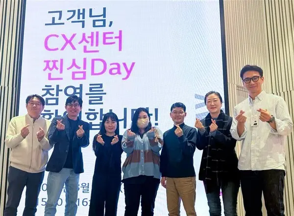 서울 용산구 LG유플러스 용산사옥에서 김새라 전무(오른쪽 두번째)가 ‘찐심데이’에 참여한 고객들과 기념 촬영하는 모습. (제공 LGU+)