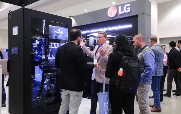 지난 14일부터(현지시간) 17일까지 미국 워싱턴 D.C에서 열린 ‘데이터센터월드(Data Center World) 2025’에서 업계 관계자들이 데이터센터 내 CPU·GPU 칩의 열을 직접 냉각시키는 액체냉각 솔루션인 LG전자 CDU(Coolant Distribution Unit, 냉각수 분배 장치)를 살펴보고 있다. (제공 LG전자)