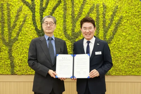 희망브리지 송필호 회장(왼쪽)과 노관규 순천시장이 17일 오전 순천시청에서 업무협약 기념사진을 촬영하고 있다.(사진=희망브리지 제공)