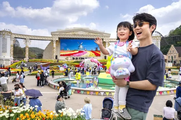 포시즌스가든에서 시나모롤 팝콘통을 메고 있는 딸과 아빠 (사진=삼성물산)