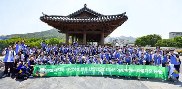 신한펀드파트너스 임직원은 지난 26일 전북 전주시에서 플로깅과 재래시장 활성화 봉사 활동을 한 후 기념사진을 촬영했다. [출처: 신한펀드파트너스]