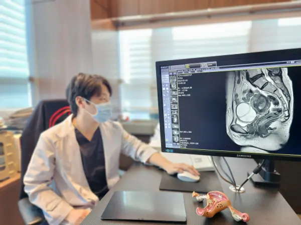 자궁근종 진료상담 중인 청담산부인과 김민우 대표원장