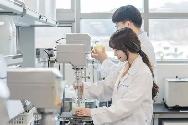 한국콜마 연구원들이 역노화 화장품 연구를 진행하고 있다. (제공 한국콜마)