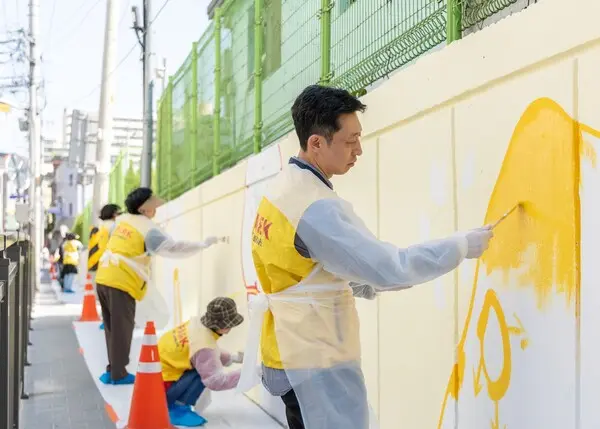 HDC현대산업개발은 도시정비부문 직원과 지역주민 등 20여 명이 참석한 가운데 서울송파초등학교의 외벽 담장 벽화를 새롭게 그리는 봉사활동을 진행했다. (사진=HDC현대산업개발)