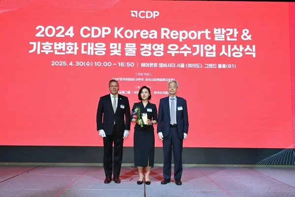 이마트가 ‘2024 CDP Korea 기후변화 대응·물 경영 우수기업’ 시상식에서 성과를 인정받아 국내 대형마트 중 유일하게 