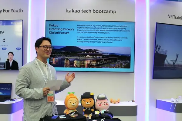 지난 12일 ‘APEC 2025 고용노동장관회의 고용노동부 전시’ 현장에서 ‘카카오테크 부트캠프’를 소개 중인 모습. (제공 카카오)