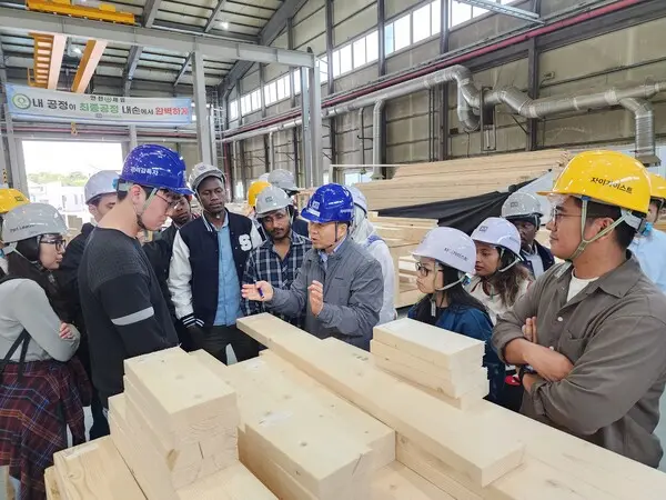 해외 15개국 22명 연수생들이 충남 당진 자이가이스트 공장에 방문해 현장 견학을 하고 있다.(사진제공=GS건설)
