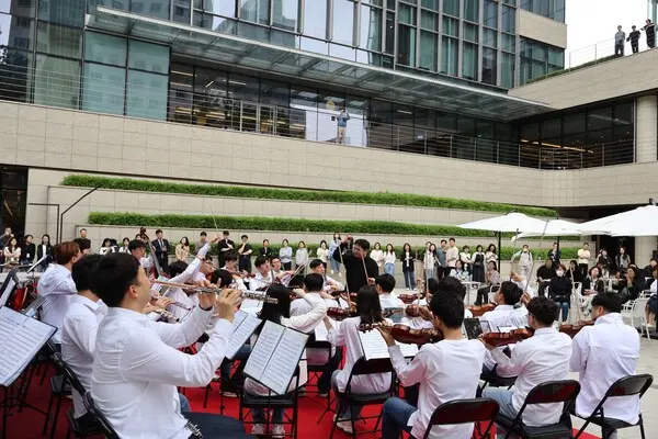 지난 20일 센터필드 야외광장에서 하트하트오케스트라가 공연을 진행하고 있다.
