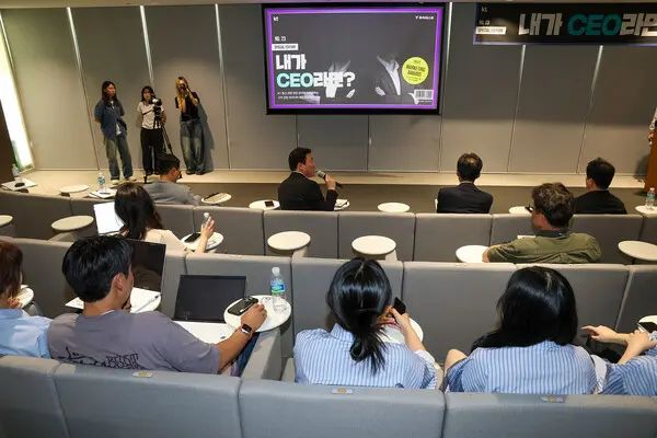 ‘Y퓨처리스트’ 23기 우수팀이 공모전 최종 발표회를 진행하고, KT 임원들과 기념 촬영을 하고 있다. (제공 KT)