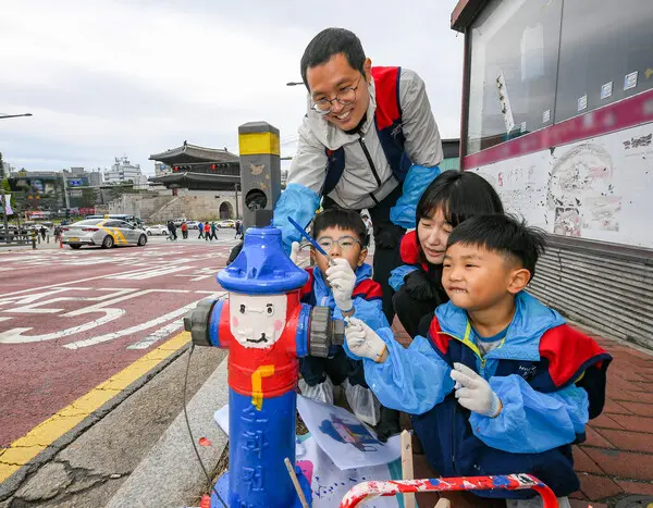 현대모비스 임직원과 가족들이 화재 예방과 시인성 향상을 위해 지상식 소화전에 도색 봉사활동을 실시하고 있는 모습. (제공 현대모비스)