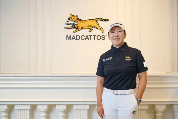 신지애 선수가 ‘행운의 고양이’ 매드캐토스 골프 의류와 후원 계약을 체결했다. (사진=매드캐토스)