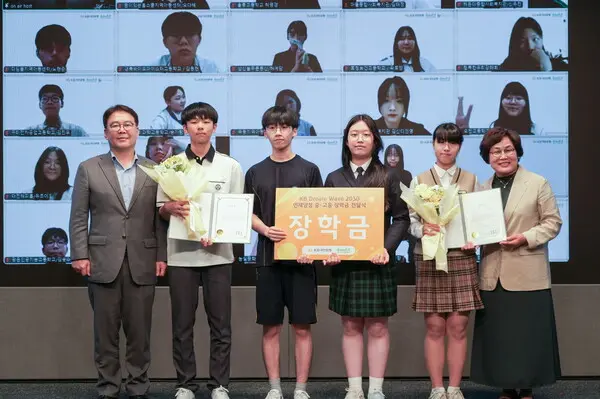 지난 27일 서울시 영등포구 여의도동에 위치한 KB국민은행 신관에서 열린 ‘KB인재양성’ 장학금 전달식에서 이인규 KB국민은행 ESG상생금융부장(좌측)과 윤종선 사단법인 부스러기사랑나눔회 대표(우측)가 장학생들과 사진촬영을 하고 있다.