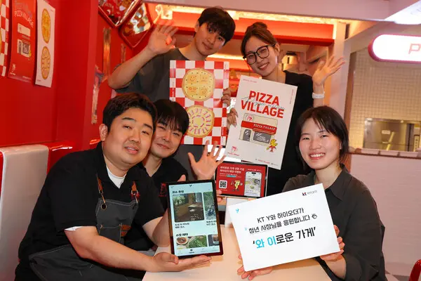 하이오더를 이용하는 청년 사장님 매장에서 대학생 마케팅 서포터즈 ‘Y퓨처리스트’가 가게를 홍보하고 있는 모습. (제공 KT)