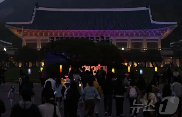 1일 오후 서울 종로구 청와대에서 관람객들이 경내를 살펴보고 있다. 청와대재단은 이날부터 6일까지 청와대 야간 개방 행사 
