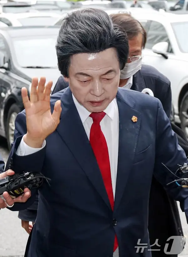 신도 성추행과 사기 등 혐의를 받는 허경영 국가혁명당 명예대표가 16일 오후 경기 의정부시 의정부지방법원에서 열린 영장실질심사에 출석하고 있다. 2025.5.16/뉴스1 ⓒ News1 민경석 기자