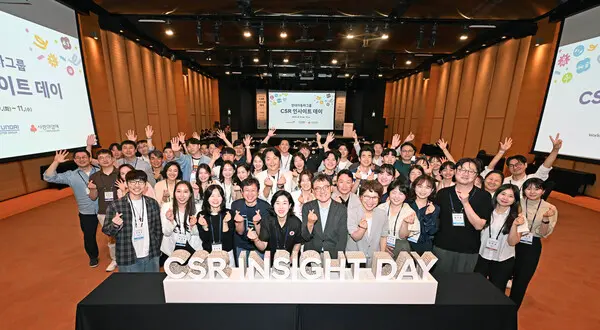  ‘CSR 인사이트 데이’에 참석한 현대차그룹 CSR 담당자 및 외부 파트너 기관 관계자들이 기념 사진을 촬영하는 모습. (제공 현대차)