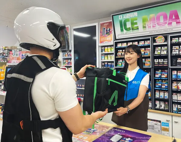 GS25에서 전문 라이더가 퀵커머스 플랫폼을 통해 고객이 주문한 상품을 픽업하고 있다.